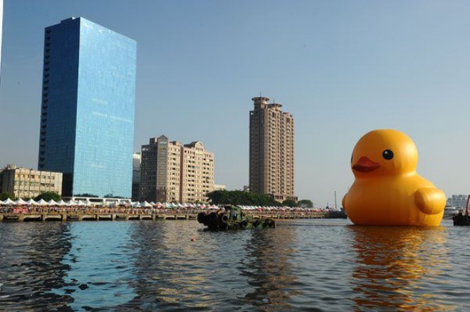 Gumijasta račka Florentijna Hofmana, ki je plavala v Hong Kongu.