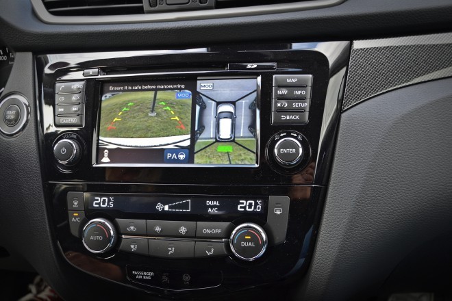Na sredinski konzoli je druga generacija sistema nissan connect, ki nudi tovarniško navigacijo in 360 stopinski pregled dogajanja okoli vozila, s pomočjo štirih kamer. Dobil pa je tudi čislani varnostni sistem varnostni ščit, ki združuje večino danes znanih asistenčnih sistemov.