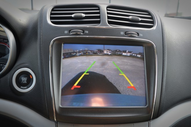 Standard equipment at Freemont is always more than the average for the class in all packages, but the American influence is felt here as well. The leather on the seats is soft, and the reverse camera, despite the 11-inch screen, only has an average resolution. 