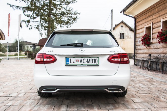It must be admitted that the rear of the CT wagon is extremely consistent in design. 
