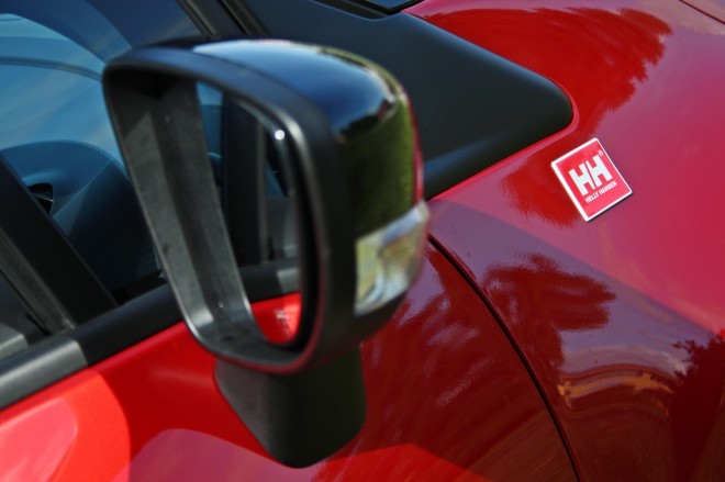 Da gre za omejeno serijo imenovano Helly Hansen diskretno pričajo nalepki na boku vozila, taisti motiv pa se ponovi tudi pri vstopu v kabino v obliki aluminijastih letvic na pragovih bočnih vrat.