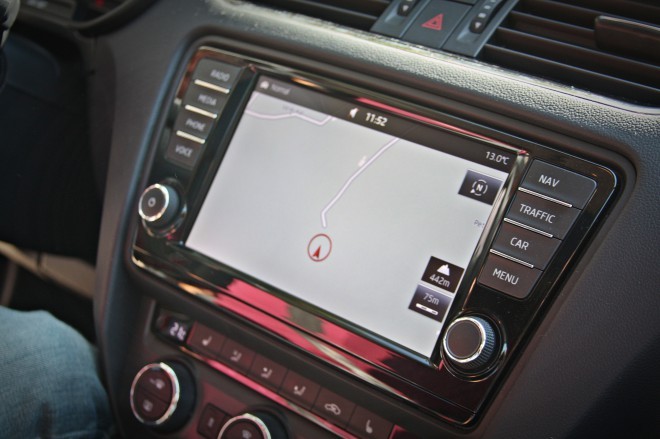 Pred potnikoma v prvi vrsti je že v osnovi 5,8-palčni barvni zaslon občutljiv na dotik, proti doplačilu pa v njem najde domovanje tudi tovarniška navigacija, ki je ena redkih stvari, ki je ostala na seznamu doplačil.