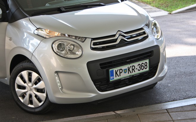 Sprednji del je nepričakovano igriv, a zaradi LED dnevnih luči tudi resen. Spominja na različne modele s trizobom na pokrovu motorja, luči pa na tiste pri modelu fiat 500 L.