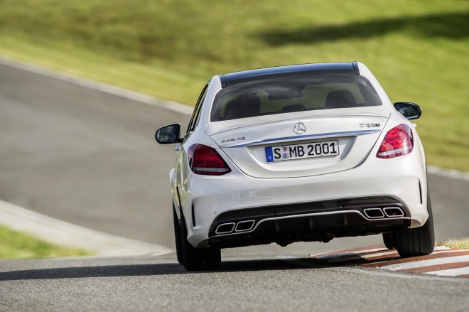Novi C63 AMG bo prvič na voljo v dveh različicah, obe pa bo mogoče prepoznati po "aero body kit" paketu in posebnih 18- oziroma 19-palčnih platiščih.