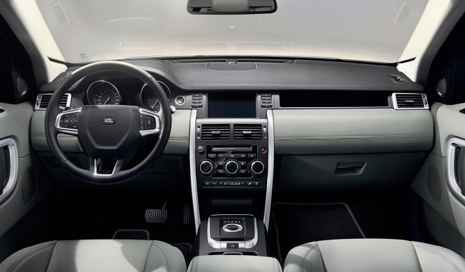 Interiøret blir en blanding av Evoque- og Range Rover-modellene, det kommer også noen nye brytere og noe innovasjon innen avansert teknologi. 