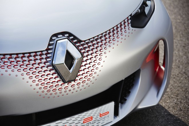 Odborníci z Renaultu dosiahli výnimočnú aerodynamiku vďaka unikátne navrhnutej prednej časti vozidla a pohyblivým častiam podobným tým v monopostoloch Formuly 1: aktívnemu prednému krídlu a zadným bočným klapkám. 