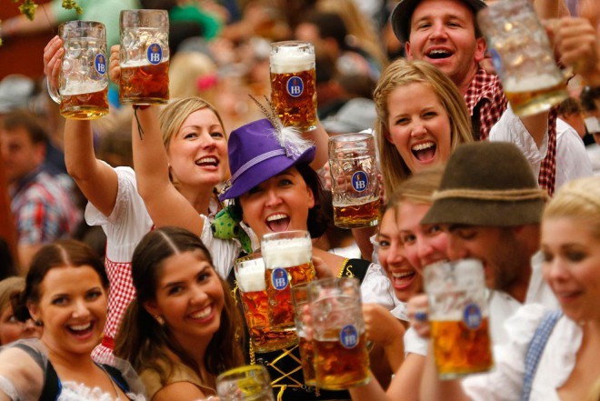 Zdravica mladih obiskovalcev Oktoberfestu v Münchnu.  