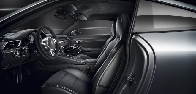 A l'intérieur, les passagers sont choyés par une combinaison de cuir et d'Alcantara, ce dernier entourant également la jante du volant et une partie de "l'armature" au-dessus des jauges. 
