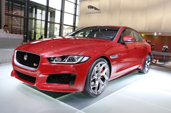 Glavna atrakcija na Jaguarjevem razstavnem prostoru je zagotovo model XE, ki pomeni njihov povratek v D-segment, kjer so pred leti že bili in izgoreli z X-typom. 
