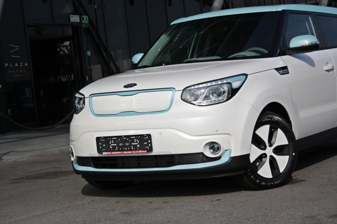 Soul EV daje že na zunaj vedeti, da pred opazovalcem ne stoji navadni soul. Serijske LED dnevne luči in polna motorna maska, ga naredita bolj futurističnega, svoje dodajo tudi posebna belo-črna platišča v izmeri 17-palcev.