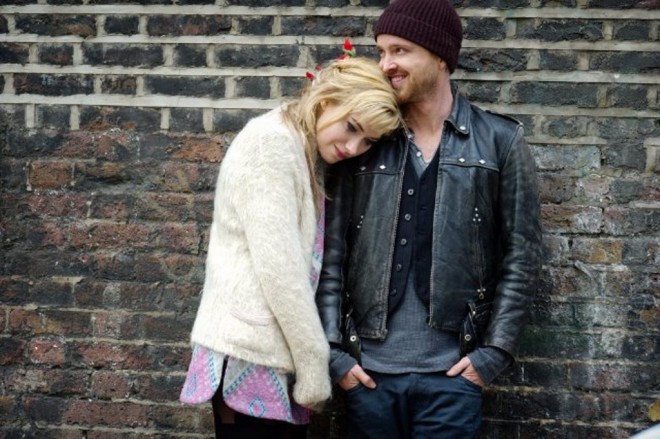 Imogen Poots y Aaron Paul en El largo camino hacia abajo.