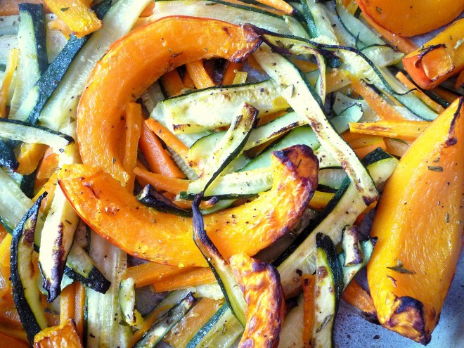 Calabaza de otoño con calabacín y zanahorias.