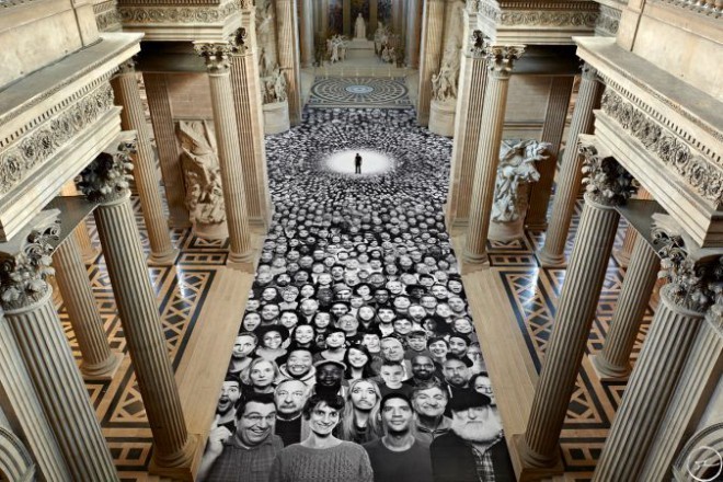 JR et ses portraits au Panthéon.