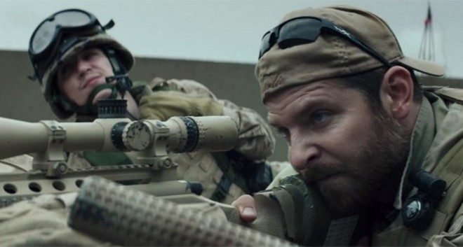 Bradley Cooper ako skvelý americký ostreľovač Chris Kyle.