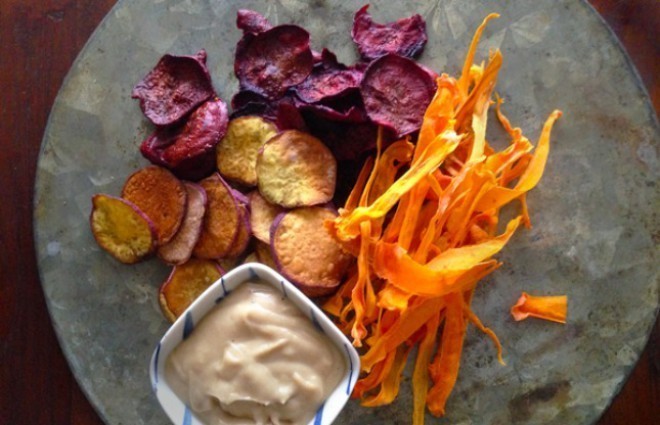 Tahini pomaka + čips iz mešane zelenjave