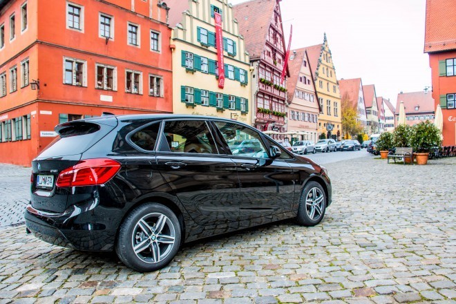 BMW oferuje długą listę wyposażenia dodatkowego, ale z drugiej strony daje sporo już w wyposażeniu podstawowym. Cena pojazdu testowego wyniosła: 35 423 euro