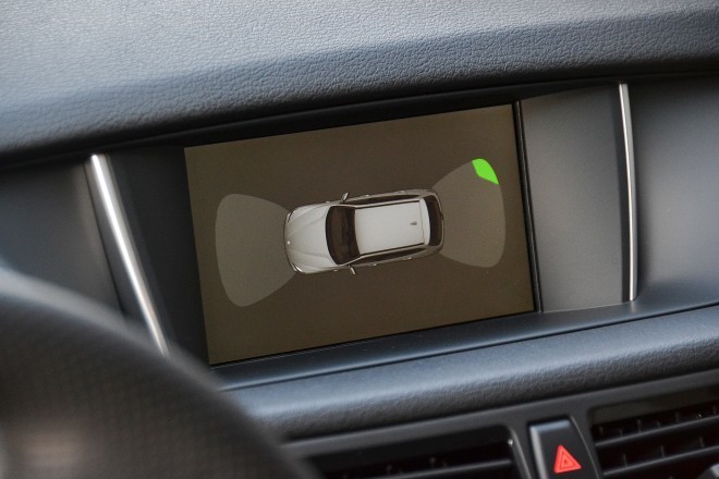 Kjer se X1 tudi pozna, da je na trgu že kar nekaj časa je tudi pri velikosti osrednjega zaslona in tudi dejstvu, da ima tovarniška navigacija kar nekaj "slepih peg" kar se tiče novo zgrajenih cestnih povezav. 