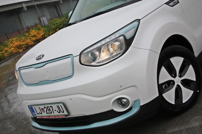 Novi soul je dobil konkretno predrugačen nos in zadek, ki je pri električni različici še bolj futurističen. Električnega soula pa ločimo tudi po posebnih dvobarvnih platiščih, ki v prid čim večjega dosega merijo 16-palcev.