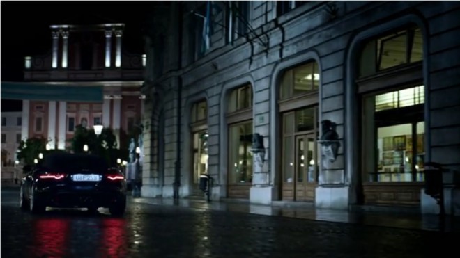 Jaguar F-Type corre em direção a Tromostovje