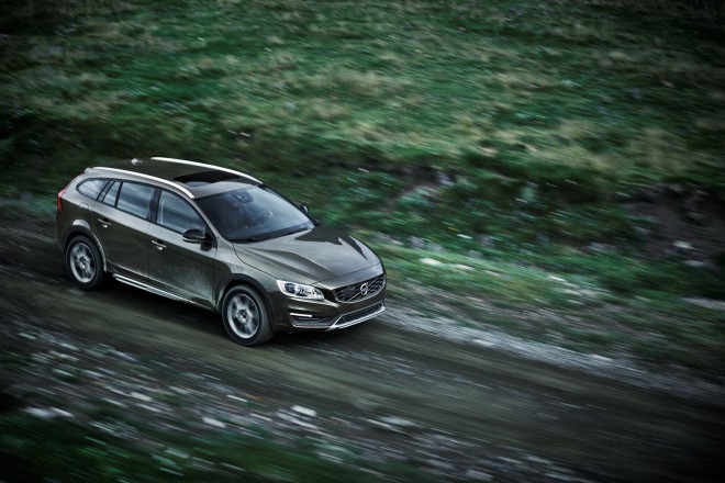 Takket være den 65 mm højere frihøjde vil V60 Cross Country være meget nemmere at køre på ujævn vej, og 4WD-versionerne vil også "klatre over" mange vanskelige forhindringer.