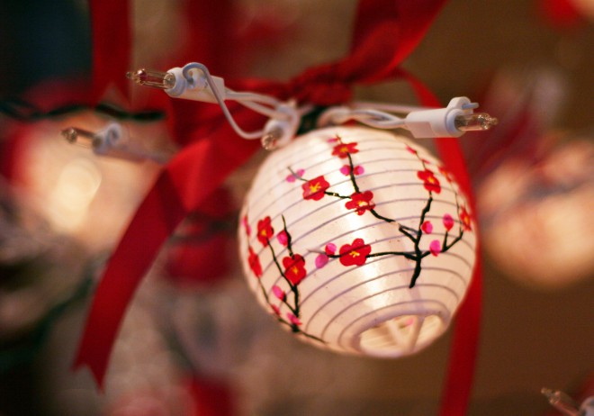 In China worden huizen voor Kerstmis versierd met brandende lantaarns.