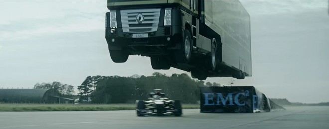 Kaskader Ivanov je imel tokrat za nalogo preskočiti Ryana v F1 dirkalniku in obenem podreti svetovni rekord v najdaljšem skoku s tovornjakom.