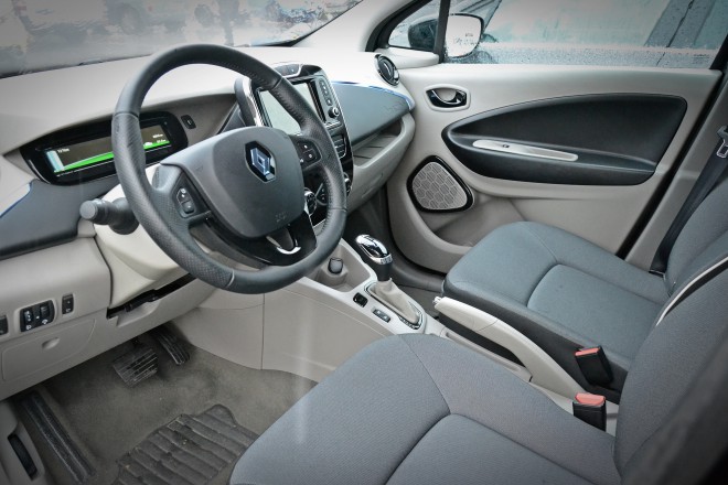 Interiér pokračuje vo futuristickom dizajne, ktorý začal exteriérom, no zároveň pôsobí (citeľne) elegantnejšie a prestížnejšie ako väčšina modelov Renault. 