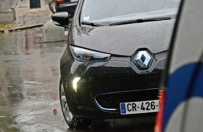 Predná časť vozidla je navrhnutá mimoriadne futuristicky, vrátane plnej masky a samostatne navrhnutých LED svetiel, ako aj moderne riešeného a nafúknutého nárazníka. 