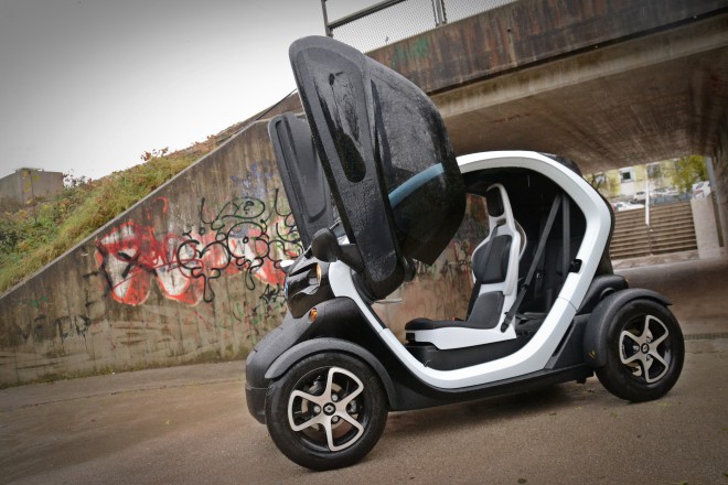 Prekvapí vás, že sa bočnice otvárajú a zároveň budete márne hľadať tlačidlo či páčku na zdvihnutie bočných šípok. Len nemá tie twizy. 