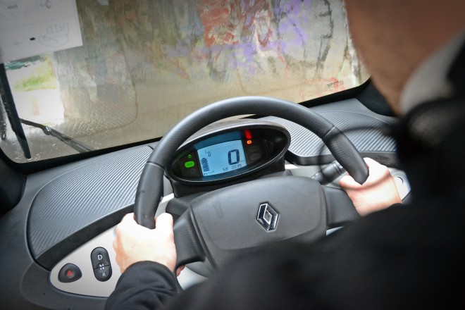 Pred vodičom sú asketické meradlá a volant podobné ako z Meganu a zadný náhon a krátke previsy robia Twizy veľmi agilným a radosťou z jazdy. Len v chladnejších mesiacoch je povinná teplá bunda súčasťou výbavy.