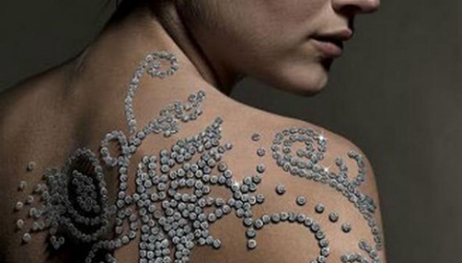 Le tatouage composé de 612 diamants est estimé à 740 mille euros.