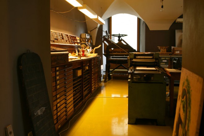 tipoRenesansa - a new educational center for letterpress, calligraphy and letter carving.