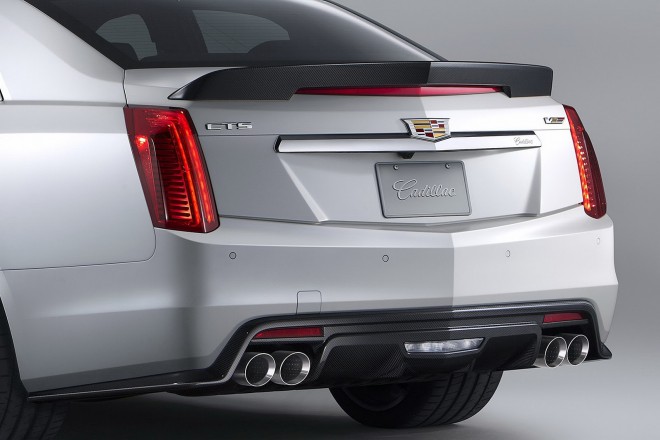 Dva para dvojnih izpušnih cevi prenašata zvočno simfonijo enakega 6,2-litrskega supercharged V8, ki že opravlja "tlako" v trenutno najbolj zmogljivi corvetti - ZO6, ki v športni limuzini zmore le 10 KM in 20 Nm manj moči. 