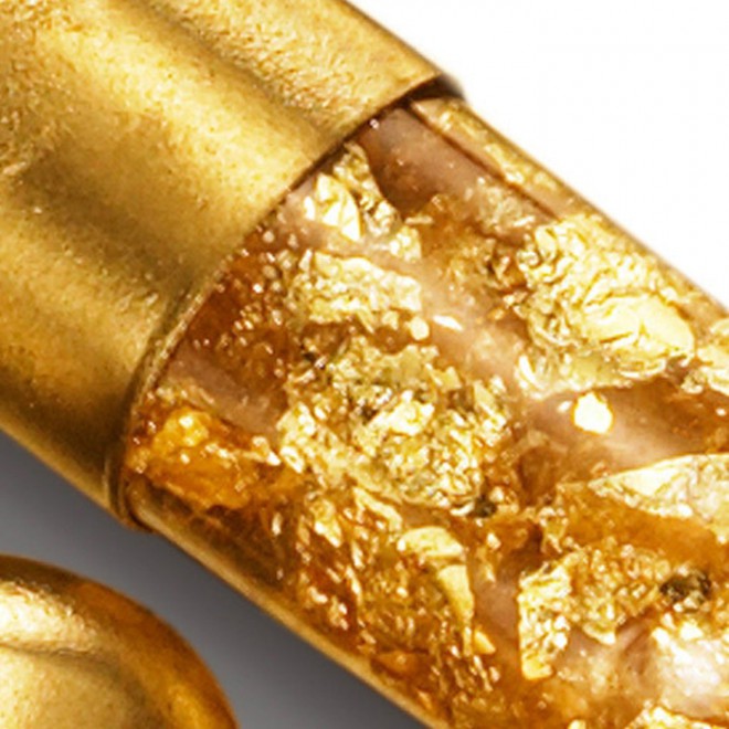 Gold Pill-kapseln är fylld med 24-karats guld i form av löv och doppad i guld för extra glans.