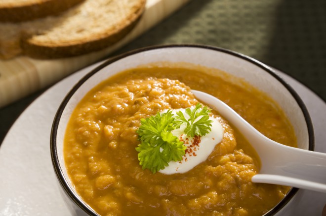 Soupe aux lentilles colorée