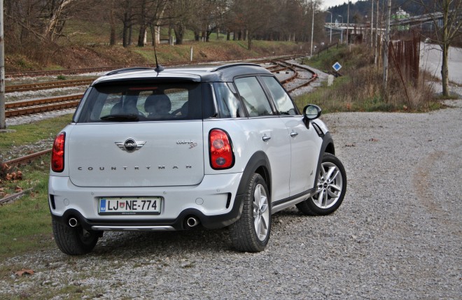 Countryman cooper SD se zahvaljujoč All4 štirikolesnemu pogonu, pelje še bolj kot po tračnicah, čeprav velja premisliti, ali se splača zanj doplačati 1.800 evrov. 