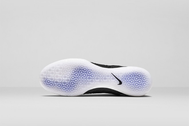 Nike Elastico Superfly IC SE z nizkim profilom podplata, ki daje občutek kot bi nogomet igrali bosi.