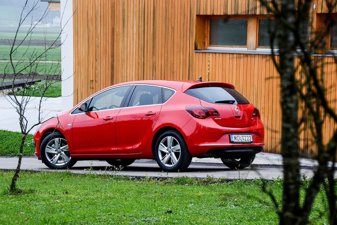 Na še vedno skladnem in športno zaključenem zadku ne boste našli odgovora na vprašanje, ali se pod pokrovom vrti nov 1,6-litrski ali "star" 1,7-litrski dizel. 