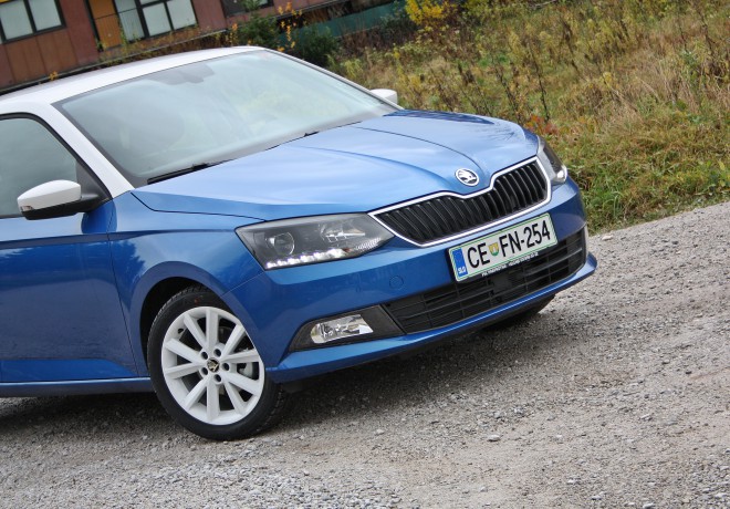 Prednji del fabije je značilen za to znamko in spominja tako na octavio kot rapida spaceback, ki (zaradi majhnih razlik v ceni) poleg VW pola velja tudi za največjega konkurenta.