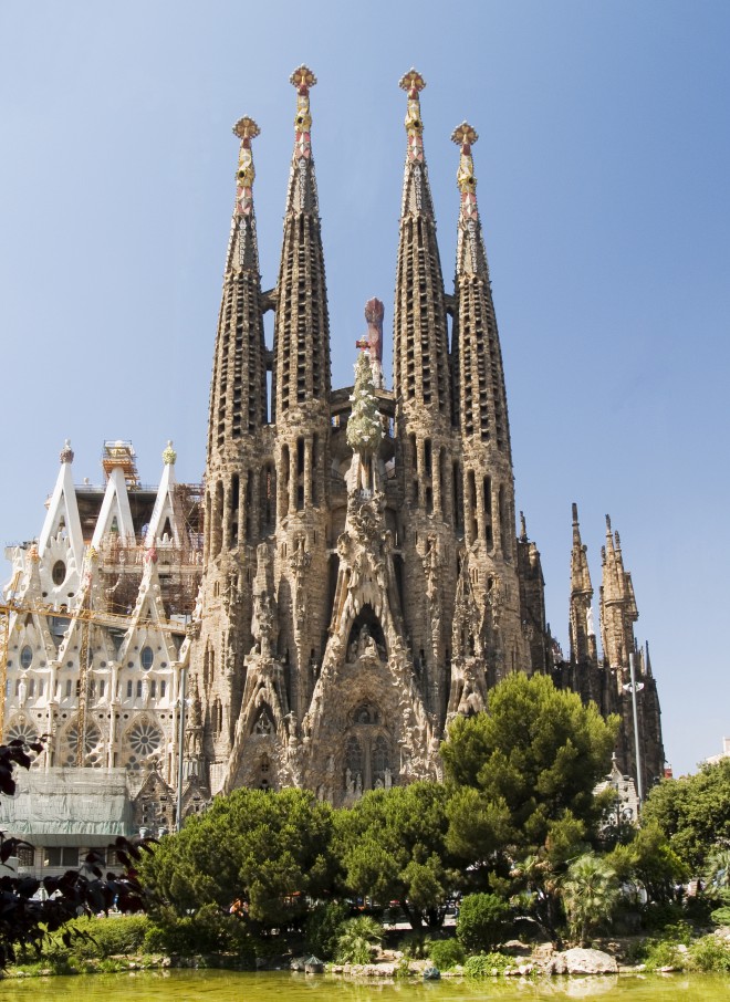 Sagrada Familia er arkitektonisk designet af den berømte spanske arkitekt Antoni Gaudí.