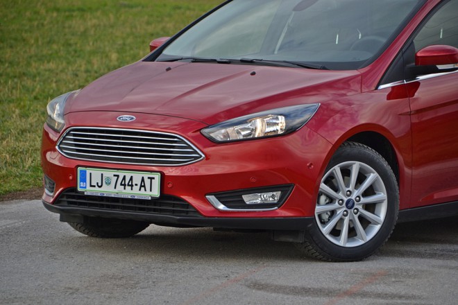 Sorodnost z mondeom gre poleg izbočenega pokrova motorja iskati tudi v veliki  trapezoidni aktivni reži za zajem zraka, ki je nadomestila predhodnikovo tridelno. 