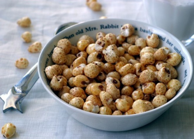 Corn and rice puffed flakes