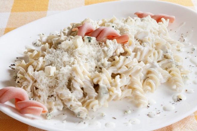 Svedrčki z gorgonzolno omako z gobicami