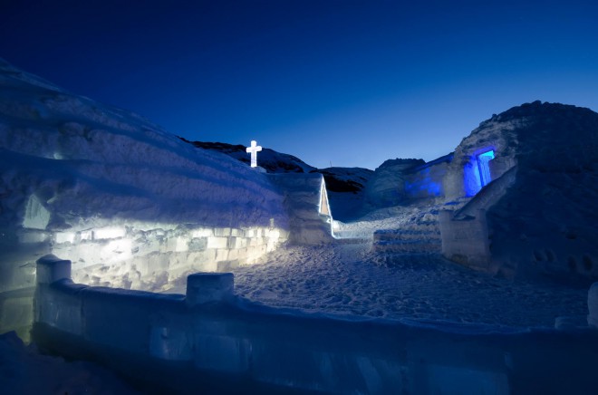 Mentre esplori i monumenti gotici, puoi trascorrere la notte nell'Ice Hotel sul Lago Balea