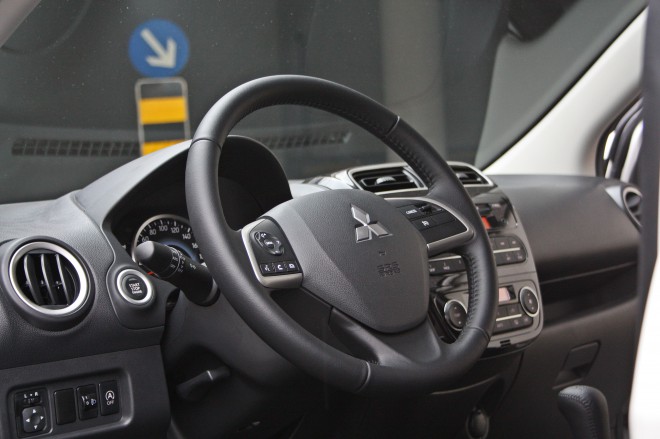 The steering wheel has a fairly modern design, and the top equipment package also has buttons on the spokes and cruise control. The engine start button is inexplicably placed to the left of the steering wheel, which is also covered by the steering wheel. 