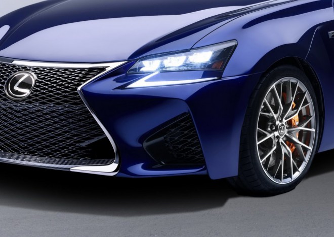 Čeprav podoben modelu z opremo F sport, pa bo GS F vseeno oblikovno distanciran od vseh ostalih GS-ov, za kar skrbijo številni spojlerji, kromirana maska in posebna 19-palčna platišča i štiri izpušne cevi in difuzor zadaj.