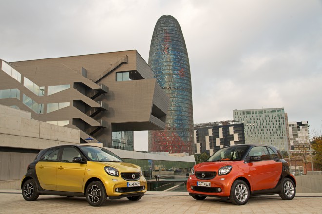 Smart fortwo og forfour, i baggrunden skyskraberen Torre Agbar, som er værket af den franske arkitekt Jean Nouvel.