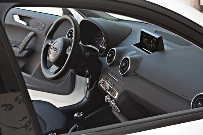 The interior remains minimalist, with a bit more chrome and piano black. Instead of two, there are now three equipment packages to choose from: basic, elegant and sporty. Now, the A1 SB also has the option of connecting to the Internet. 