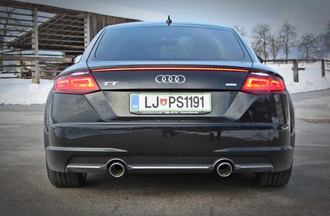 There are also many beautiful retro details on the body, including the fuel tank cover, and at the rear, in addition to the electrically movable rear spoiler, there is always (at least) a pair of large-diameter exhaust pipes.
