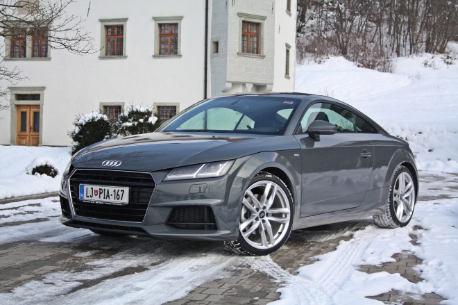 The new TT looks even more "eckig" than its predecessor, and the flatter engine cover makes it wider and lower. The front lights will also soon be lit with matrix LED technology.